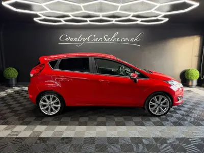 Begagnad Ford Fiesta Titanium 125 HK (91 kW) 2016 Röd Halvkombi
