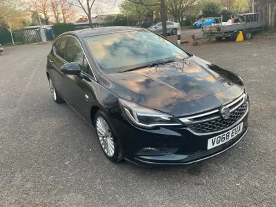 Second-hand Vauxhall Astra Elite 200 CP (147 kW) 2018 Negru Hatchback