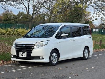 Pearl white Used 2015 Toyota Noah MPV | £10,995 (Fair price)