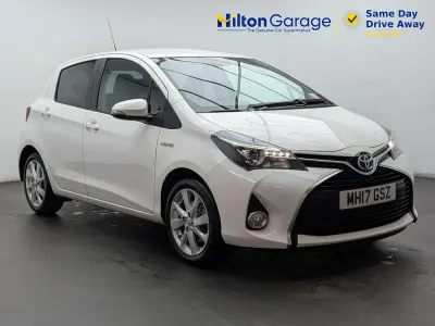 Used Toyota Yaris 100 HP (73 kW) 2017 White Hatchback