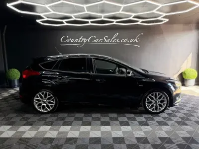 Usado Ford Focus ST-Line 125 HP (91 kW) 2017 Preto Citadino