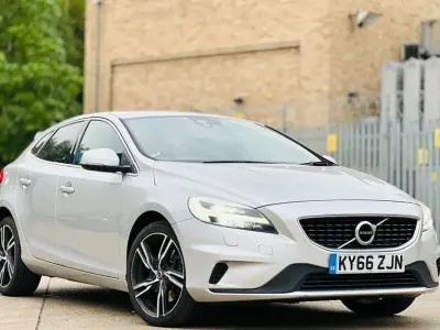 Usado Volvo V40 R-Design Pro 190 CV (139 kW) 2016 Plateado Utilitario