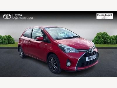 Used Toyota Yaris 99 HP (72 kW) 2015 Red Hatchback