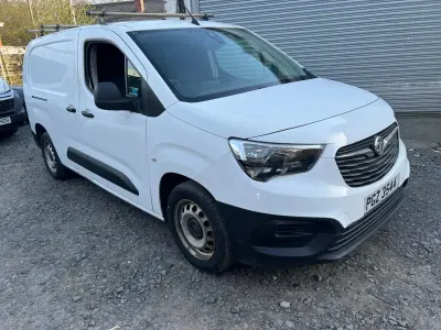 Second-hand Vauxhall Combo Edition 100 CP (73 kW) 2021 Alb Monovolum