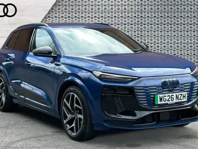 Begagnad Audi Q6 e-tron Black Edition 225 kW (306 HK) 2026 Blå SUV