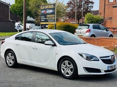 Second-hand Vauxhall Insignia Design Edition 2016 Alb Hatchback