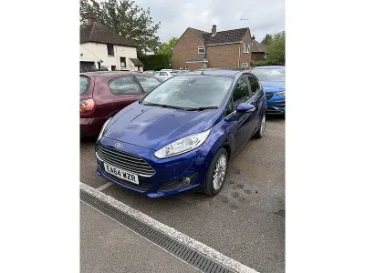 Usado Ford Fiesta Titanium 125 HP (91 kW) 2014 Azul Citadino