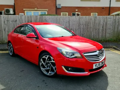 Begagnad Vauxhall Insignia SRi 140 HK (102 kW) 2015 Röd Halvkombi