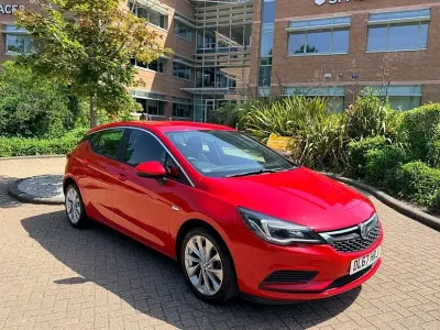 Used Vauxhall Astra Design Edition 105 HP (77 kW) 2017 Red Hatchback
