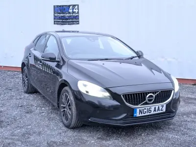 Begagnad Volvo V40 Momentum 122 HK (89 kW) 2016 Svart Halvkombi