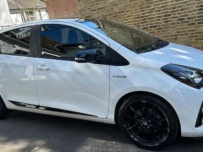 Used Toyota Yaris Hybrid Sport 101 HP (74 kW) 2019 White Hatchback