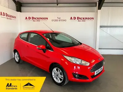Usado Ford Fiesta Zetec 82 HP (60 kW) 2016 Vermelho Citadino