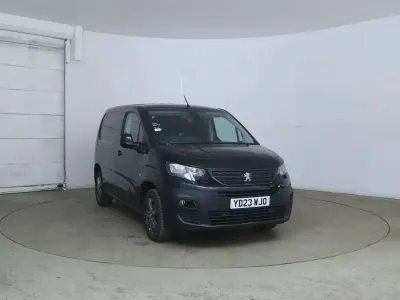 Begagnad Peugeot Partner Premium 2023 Svart Minibuss