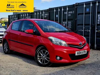 Used Toyota Yaris Multidrive S 99 HP (72 kW) 2014 Red Hatchback