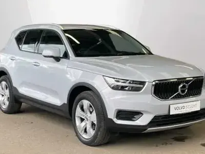 Usado Volvo XC40 Momentum 161 HP (118 kW) 2022 Prateado SUV