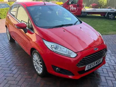 Used Ford Fiesta Titanium 75 HP (55 kW) 2013 Red Hatchback