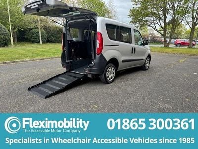 Begagnad Fiat Doblò Active 95 HK (69 kW) 2019 Silver Minibuss