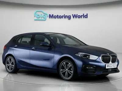 Begagnad BMW 118 Sport Line 136 HK (100 kW) 2022 Blå Halvkombi