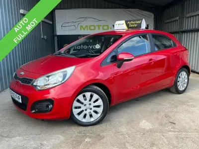 Begagnad Kia Rio 107 HK (78 kW) 2013 Röd Halvkombi