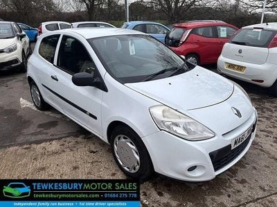 White Used 2011 Renault Clio II Hatchback | £1,790 (Fair price)