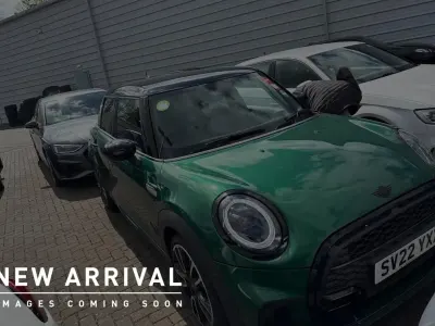 Usado Mini Cooper Sport 134 HP (98 kW) 2022 Verde Citadino