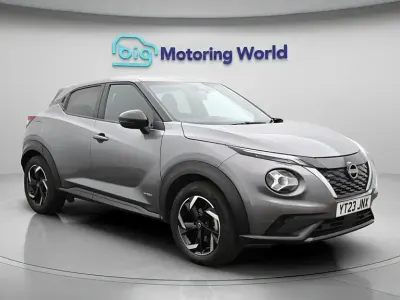 Begagnad Nissan Juke N-Connecta 143 HK (105 kW) 2023 Grå SUV