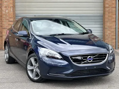 Usado Volvo V40 SE Lux 180 HP (132 kW) 2025 Azul Citadino