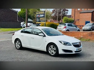 Used Vauxhall Insignia Design Edition 136 HP (100 kW) 2016 White Hatchback