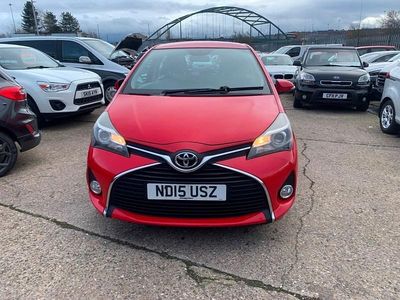Used Toyota Yaris 99 HP (72 kW) 2015 Red Hatchback