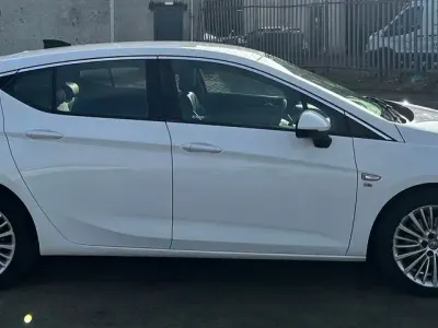 Used Vauxhall Astra Elite 108 HP (79 kW) 2016 White Hatchback