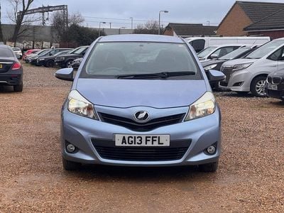 Used Toyota Yaris 99 HP (72 kW) 2013 Blue Hatchback