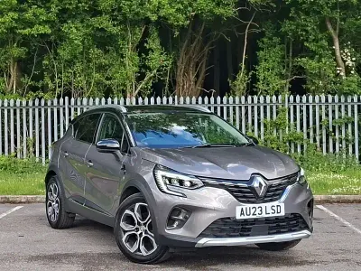 Begagnad Renault Captur Techno 142 HK (104 kW) 2023 Grå SUV
