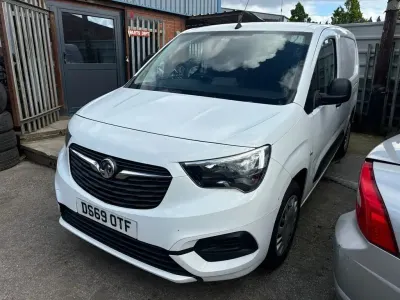Begagnad Vauxhall Combo Sportive 75 HK (55 kW) 2019 Vit Minibuss