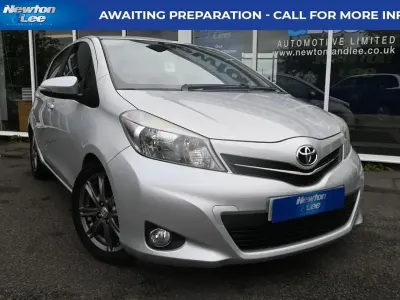Używany Toyota Yaris SR 101 KM (74 kW) 2013 Srebrny Hatchback