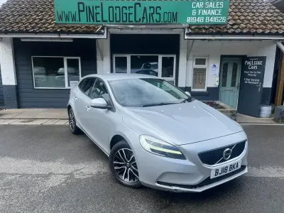 Used Volvo V40 Momentum 122 HP (89 kW) 2018 Silver Hatchback