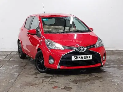 Used Toyota Yaris 99 HP (72 kW) 2017 Red Hatchback