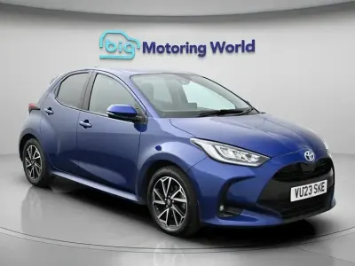 Begagnad Toyota Yaris Hybrid Design 116 HK (85 kW) 2023 Blå Halvkombi