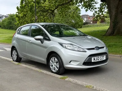 Usado Ford Fiesta 95 HP (69 kW) 2012 Prateado Citadino