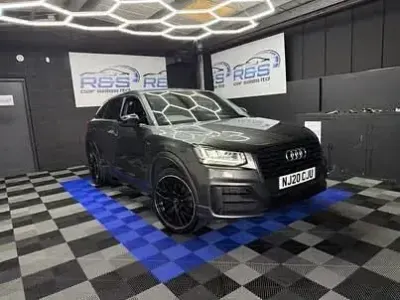 Usado Audi Q2 Black Edition 116 CV (85 kW) 2020 Gris SUV