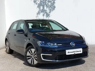 Begagnad VW e-Golf 99 kW (135 HK) 2020 Svart Halvkombi