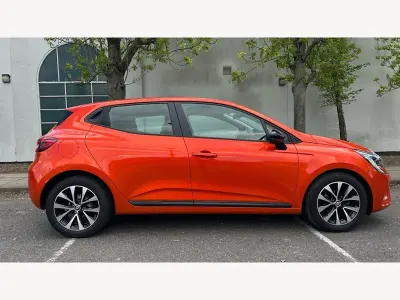Używany Renault Clio V Evolution 90 KM (66 kW) 2023 Pomarańczowy Hatchback