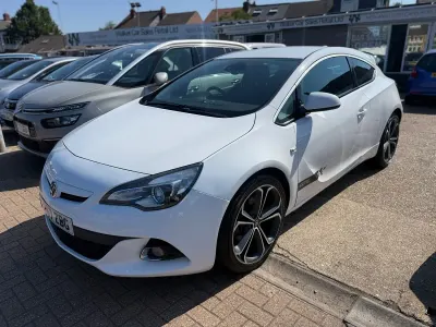 Used Vauxhall Astra Edition 120 HP (88 kW) 2017 White Coupe