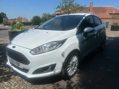 Used Ford Fiesta Titanium 125 HP (91 kW) 2013 White Hatchback