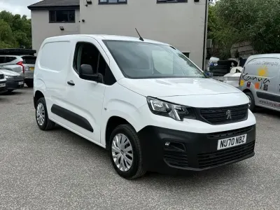 Gebraucht Peugeot Partner 131 PS (96 kW) 2020 Weiß Van / Kleinbus