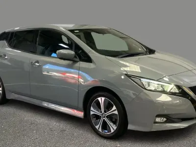 Begagnad Nissan Leaf Tekna 110 kW (150 HK) 2021 Grå Halvkombi