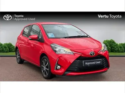 Używany Toyota Yaris 111 KM (81 kW) 2018 Czerwony Hatchback