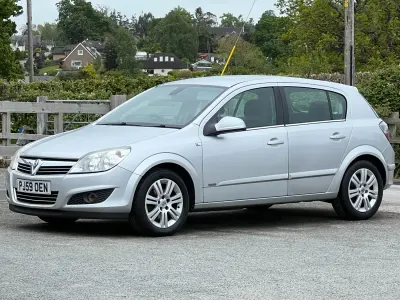 Usado Vauxhall Astra Design Edition 115 CV (84 kW) 2009 Plateado Utilitario