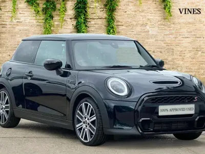 Usado Mini Cooper S Exclusive 176 HP (129 kW) 2023 Preto Citadino
