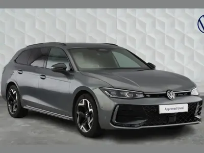 Usado VW Passat R-line 147 HP (108 kW) 2025 Cinzento Carrinha