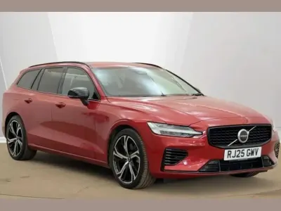 Usado Volvo V60 Plus 345 HP (253 kW) 2025 Vermelho Carrinha